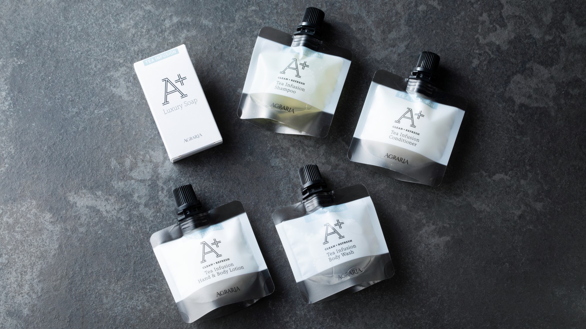 スイート・クラブルームのバスアメニティーはTea Infusionの柔らかな紅茶の香りAGRARIA