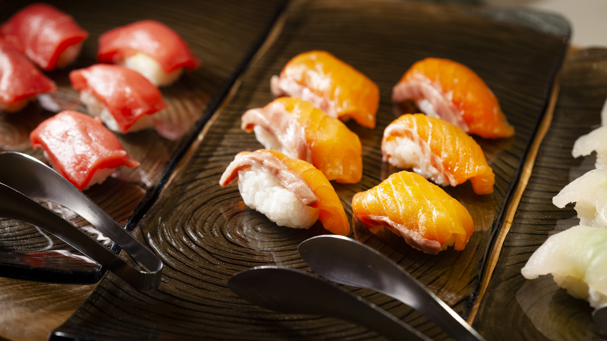 豊洲直送の鮮魚を使用したお寿司コーナーでは目の前で握ったお寿司をご提供。