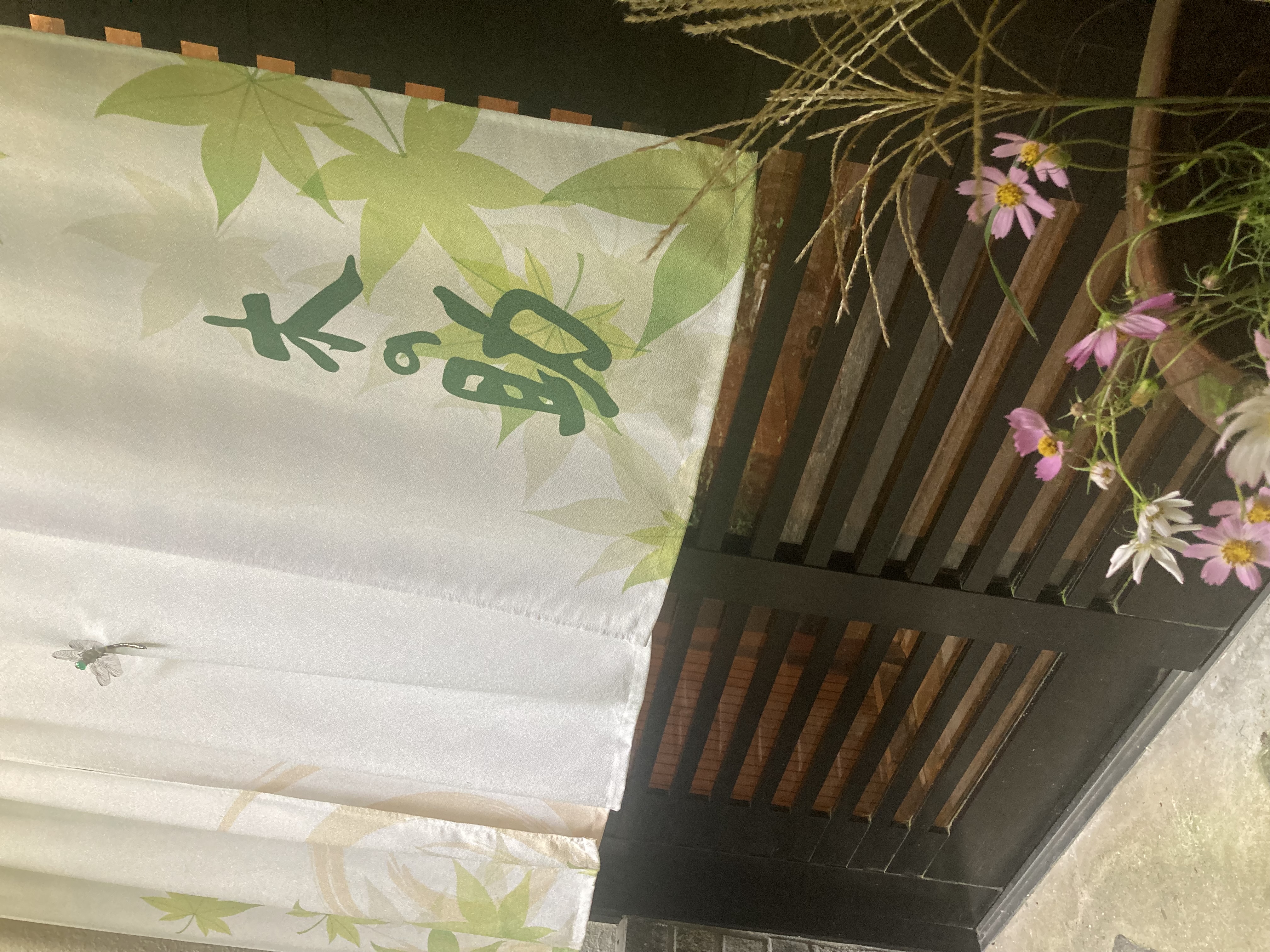 お宿玄関と季節のお花