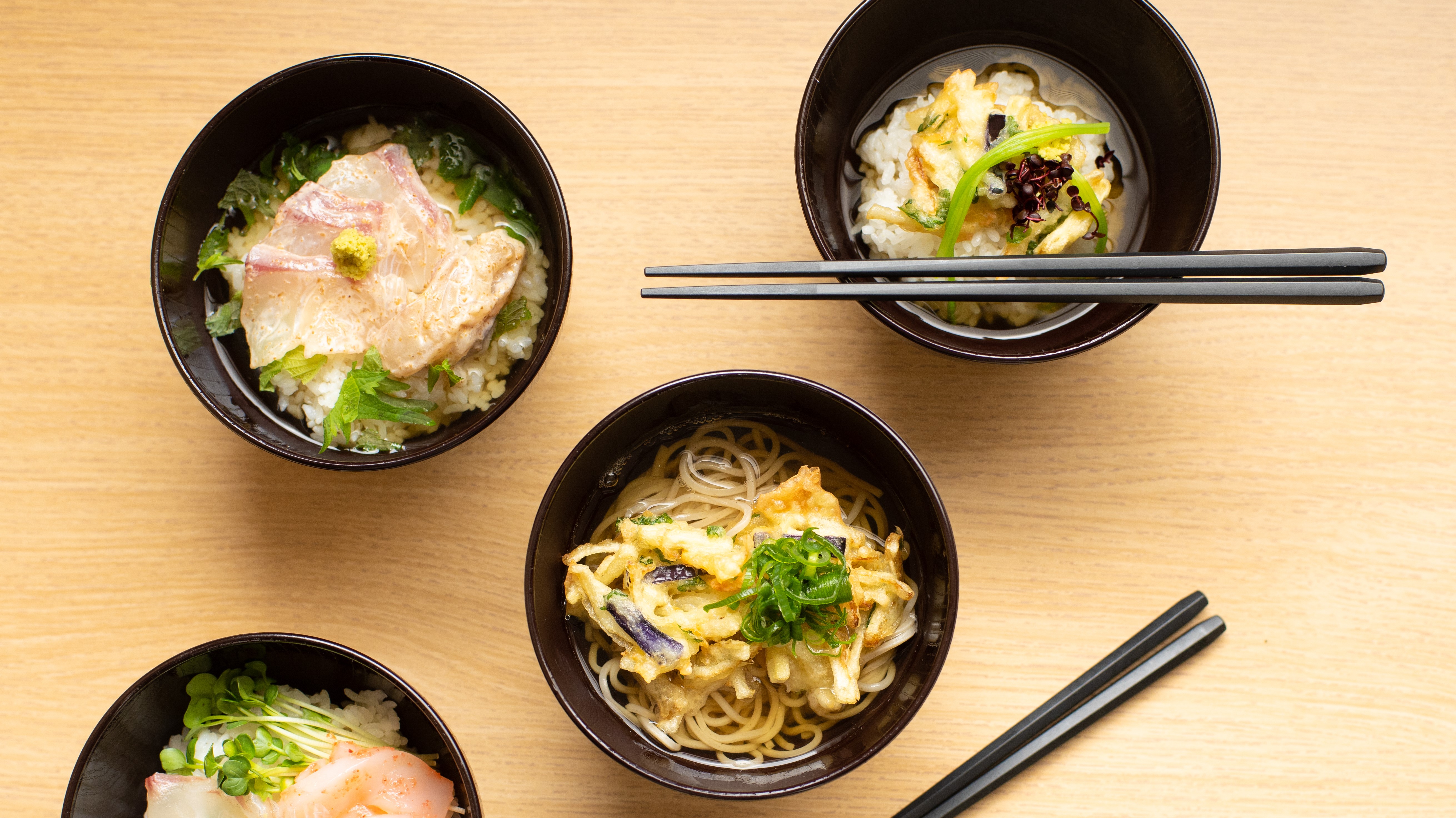 【朝食ビュッフェ】海鮮丼や出汁茶漬、天そばなど、自由自在にアレンジできます。