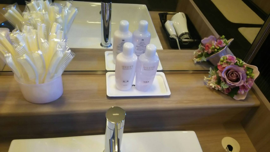 女性大浴場の洗面台には化粧水、乳液、クレンジングオイルが設置してあります。