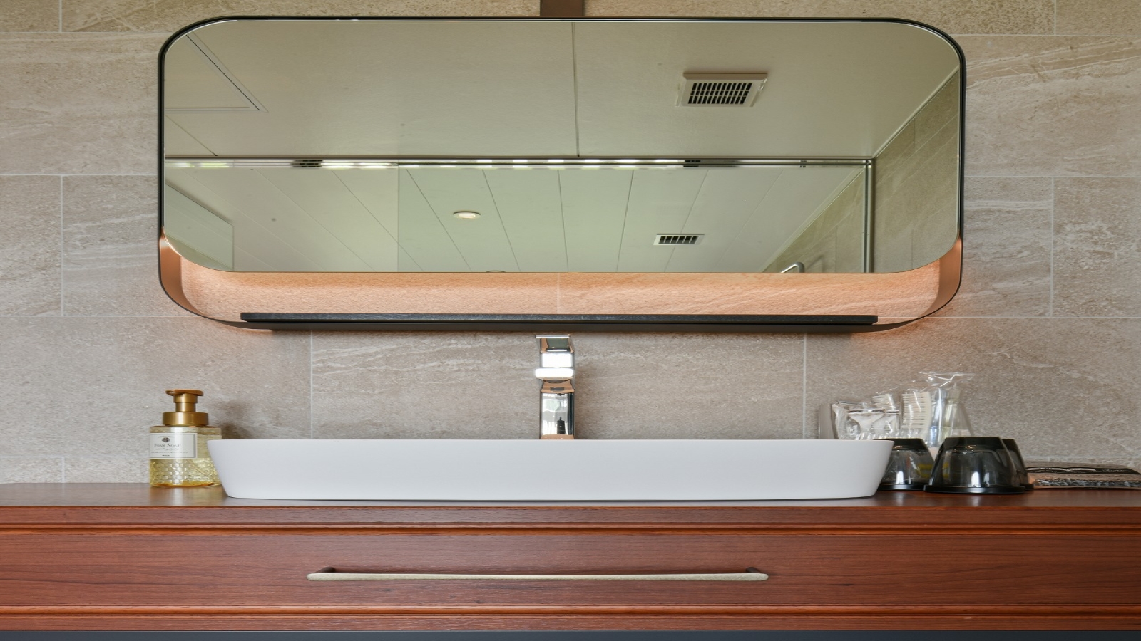 デラックス プレミアムルーム　大きいサイズの鏡がある独立洗面台がございます