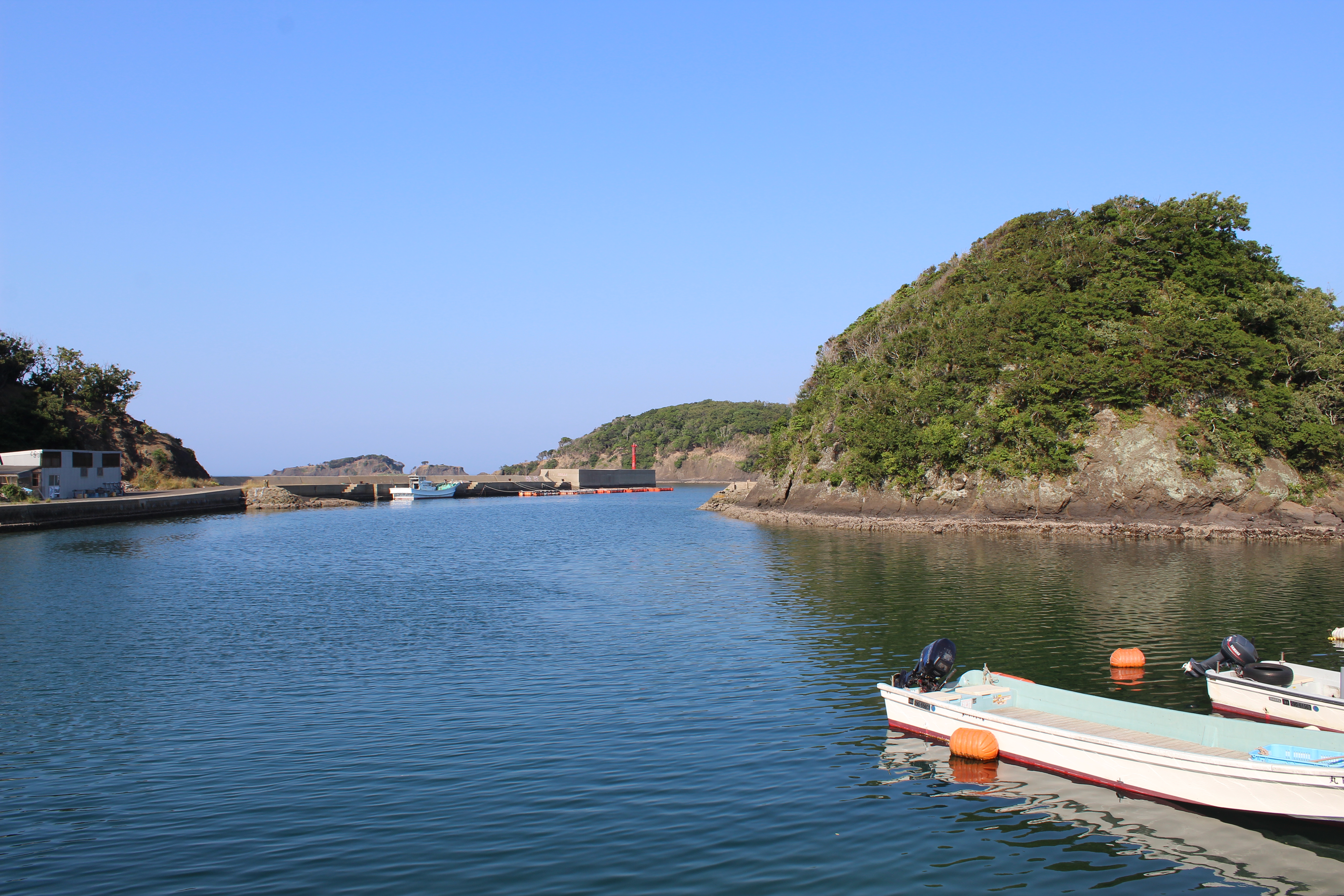 宿のすぐ目の前は海です