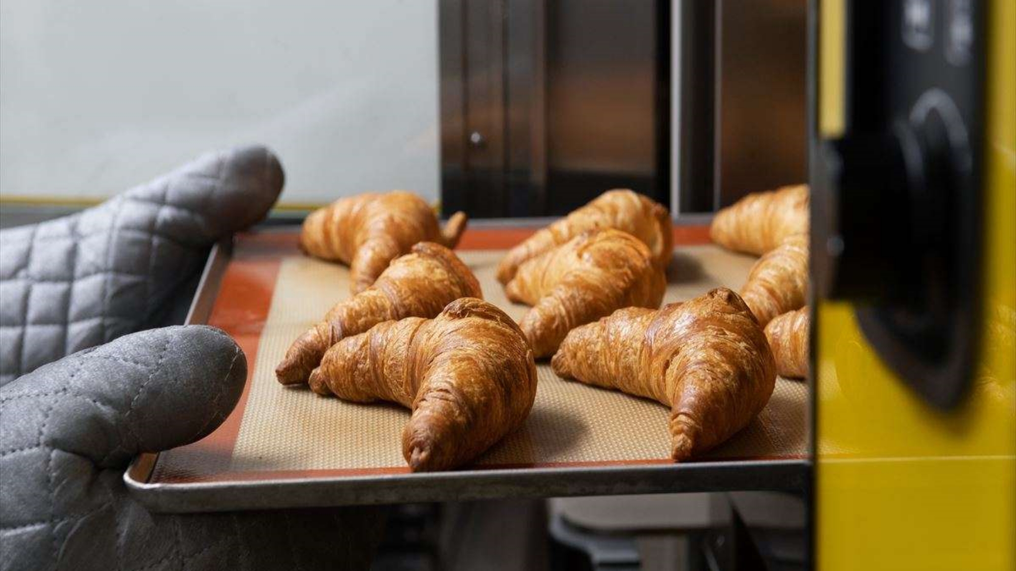 店舗内オーブンで焼き上げています