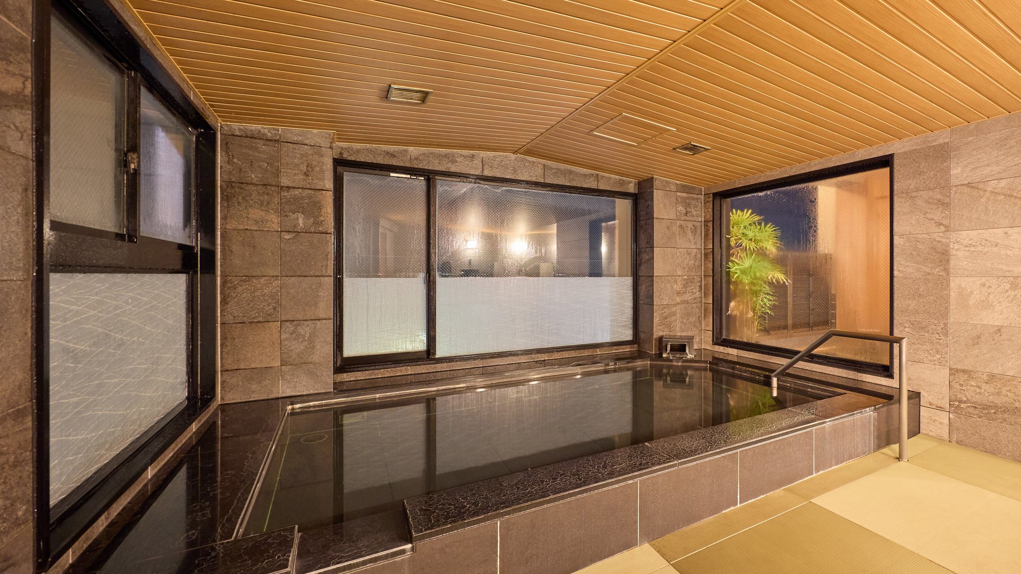 ・【女湯】大浴場 畳敷きの大浴場からは三河の島々を眺望いただけます