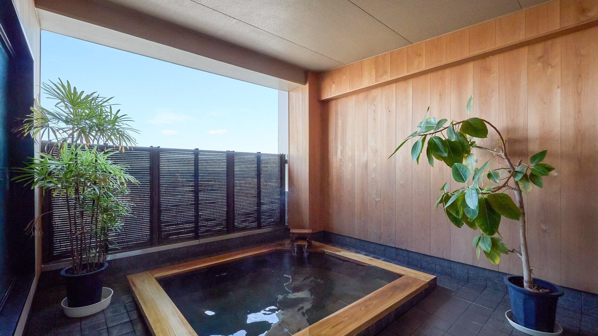 ・【大浴場の露天風呂　女湯】露天風呂 天然温泉につかり、心と体をお癒しください