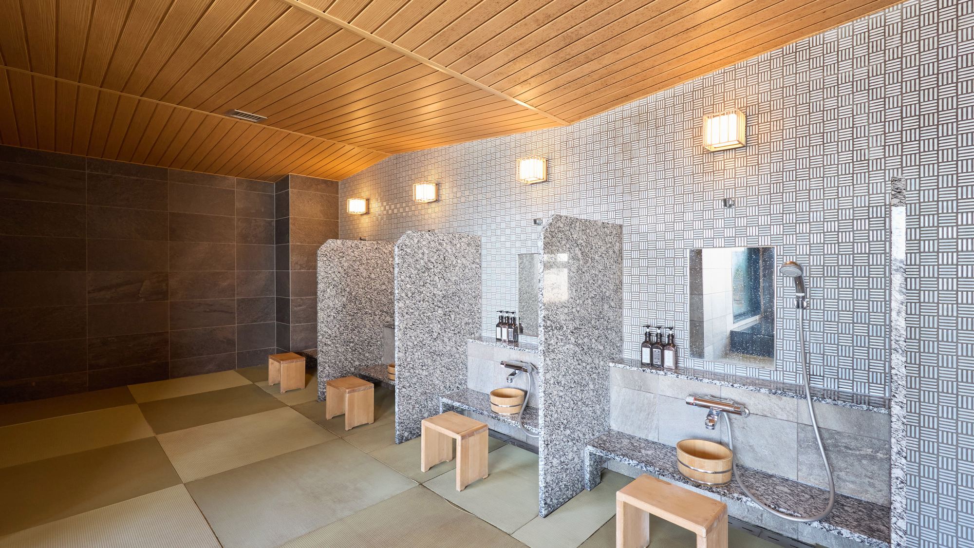 ・【女湯】大浴場 広くて使いやすいシャワーの洗い場