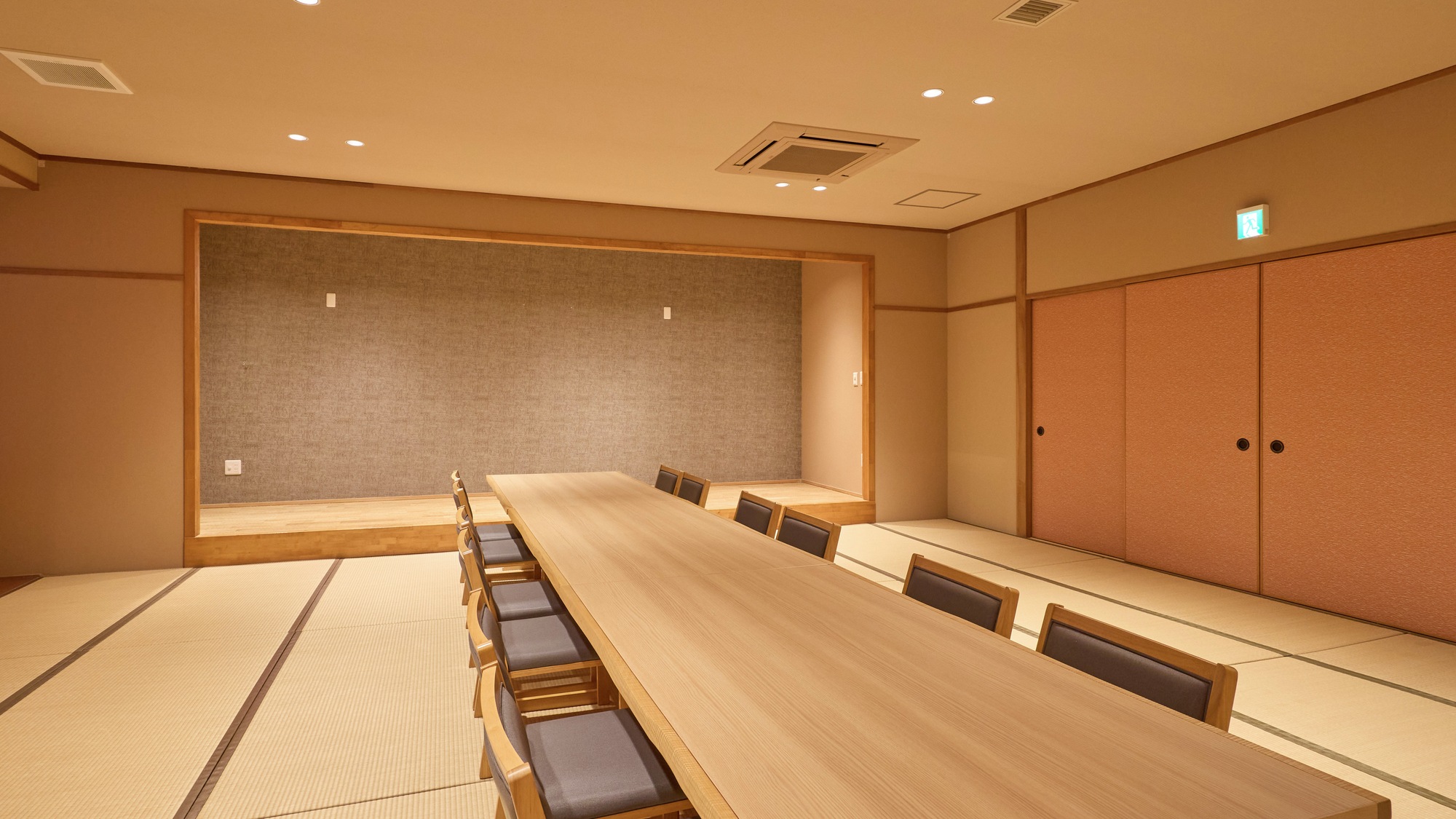 ・【宴会場】舞台と和室には、机と座りやすい低めの椅子をご用意しています