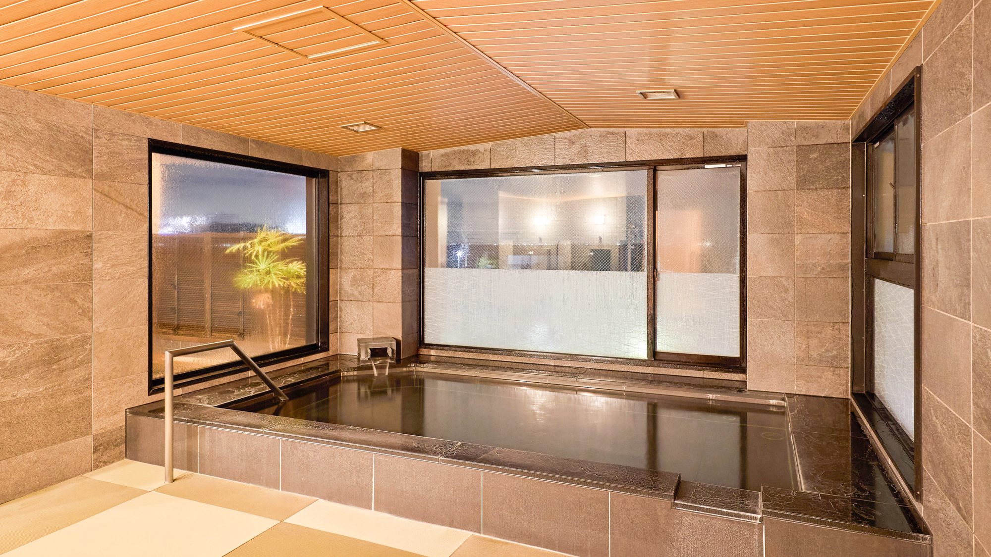 ・【男湯】大浴場 畳敷きの大浴場からは三河の島々を眺望いただけます