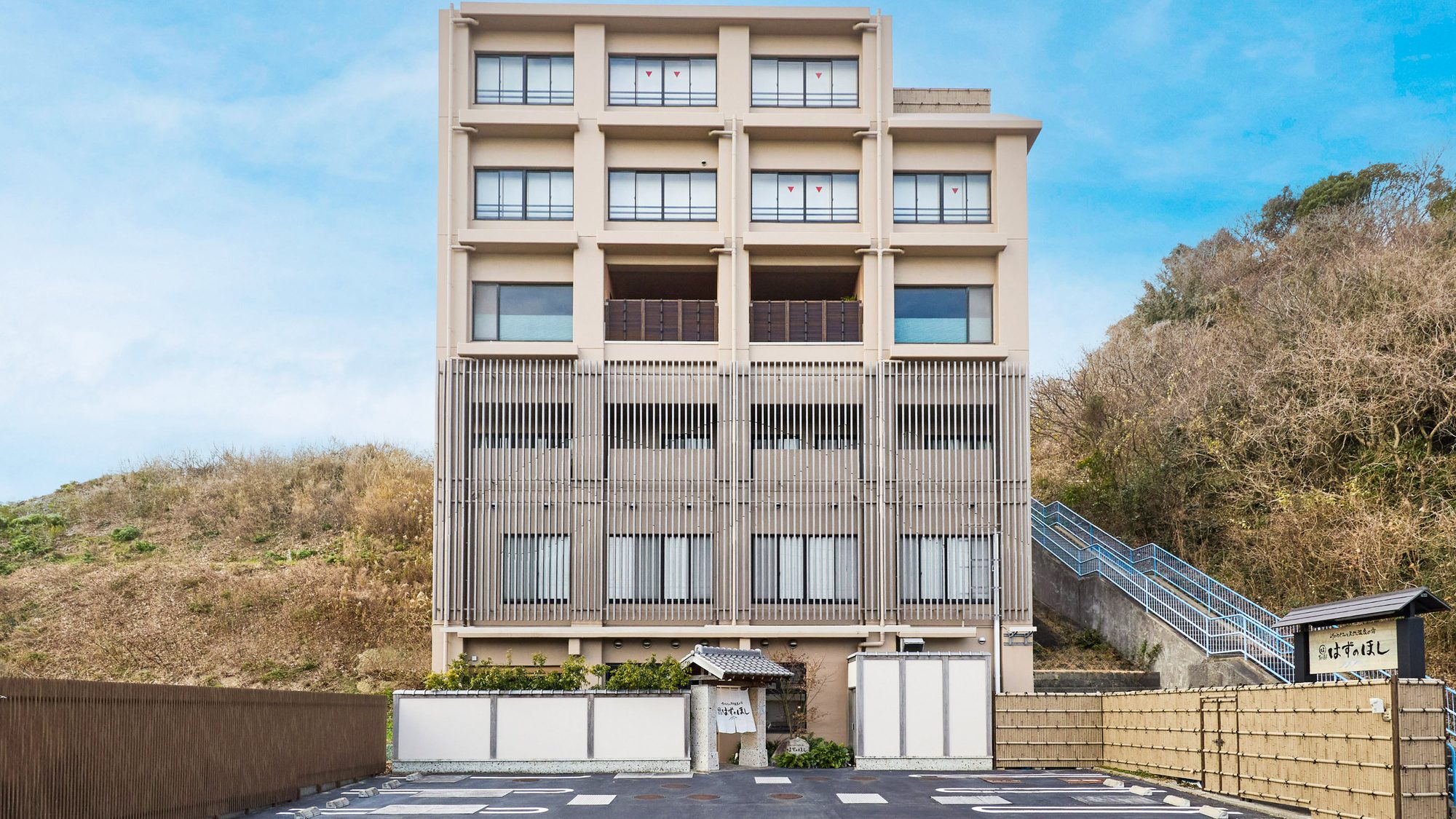 ・【外観】三河湾を一望できる天然温泉や知多の幸を心ゆくまでご堪能ください