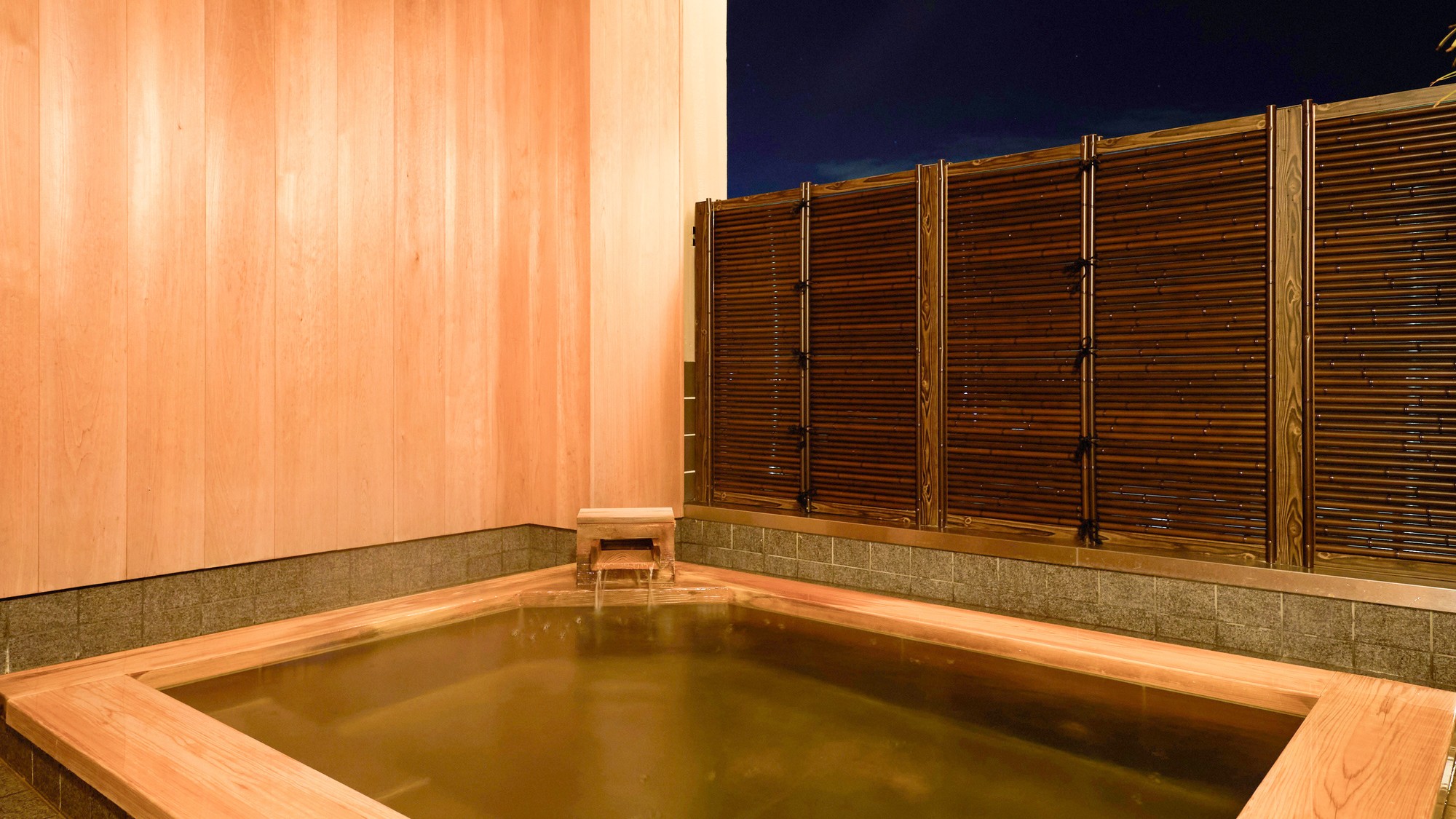 ・【大浴場の露天風呂　男湯】露天風呂 天然温泉につかり、心と体をお癒しください