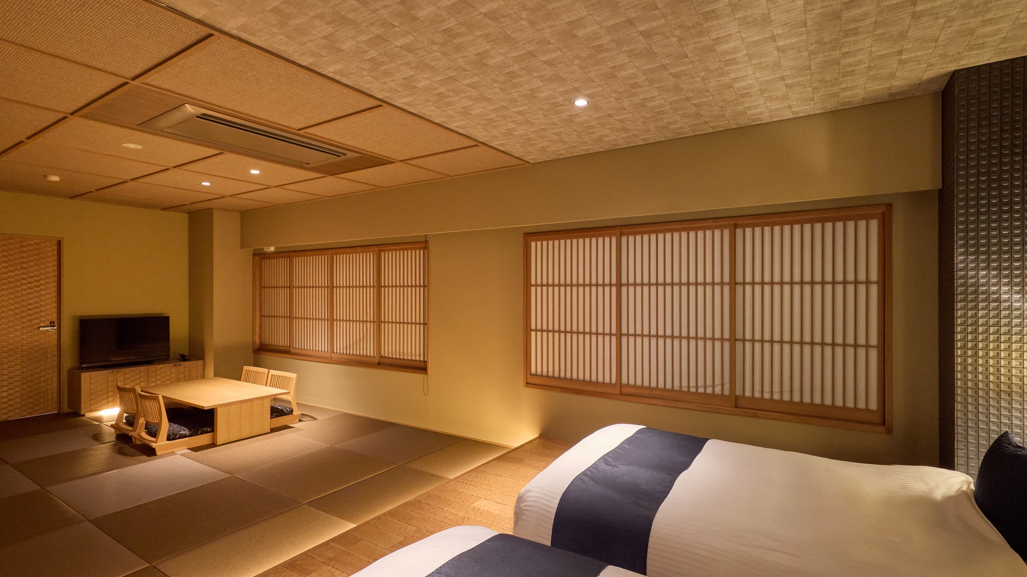 ・【ゆったり広々和洋室】浴室テレビ付き 脚を伸ばしてお寛ぎいただける畳スペース