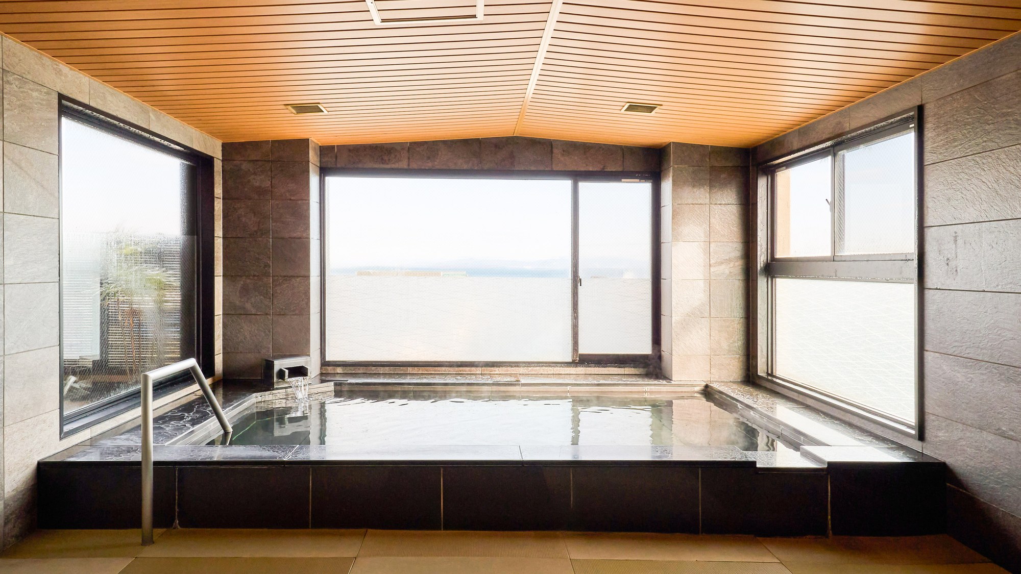 ・【男湯】大浴場 畳敷きの大浴場からは三河の島々を眺望いただけます