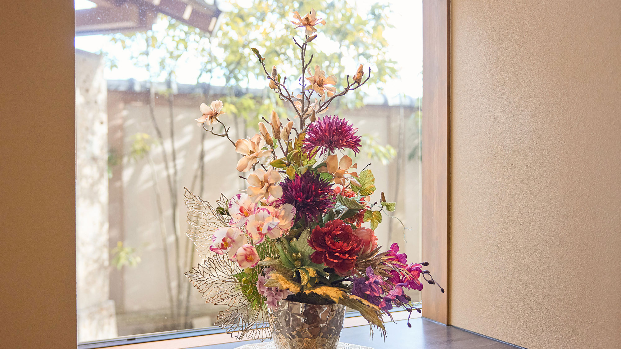 ・【エントランス】三河湾を一望しながら、やわらかな湯でくつろぎ、海の恵みをご堪能ください