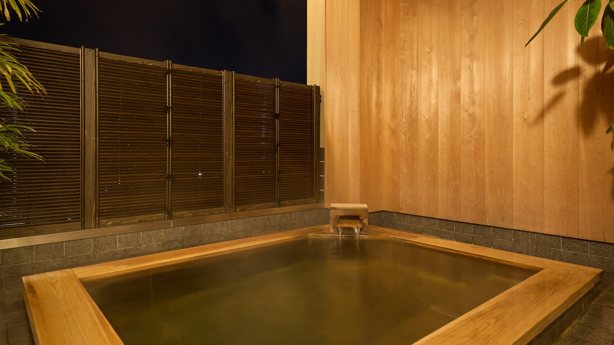 ・【大浴場の露天風呂　女湯】露天風呂 天然温泉につかり、心と体をお癒しください