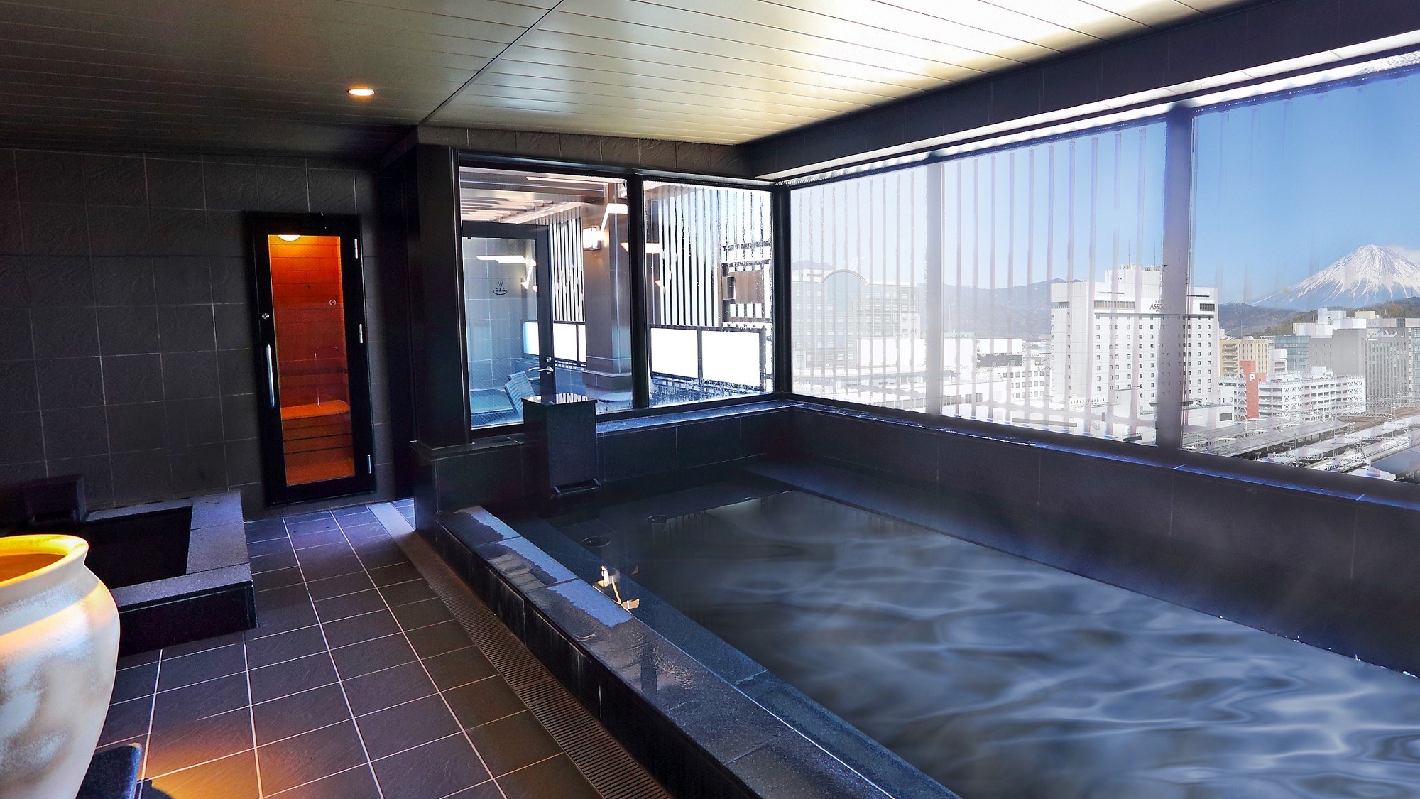 最上階スカイスパには富士山を望む露天風呂と大浴場、サウナを完備。（男湯）