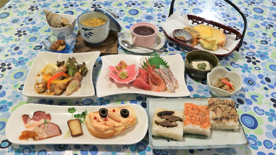 *夏期の夕食一例／新潟の郷土料理、笹寿司やお刺身などボリュームたっぷりのお食事