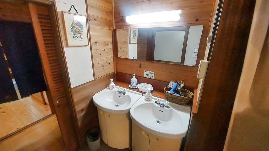 *共同洗面所／洗面台2台・トイレ2台 木の温もり溢れる空間