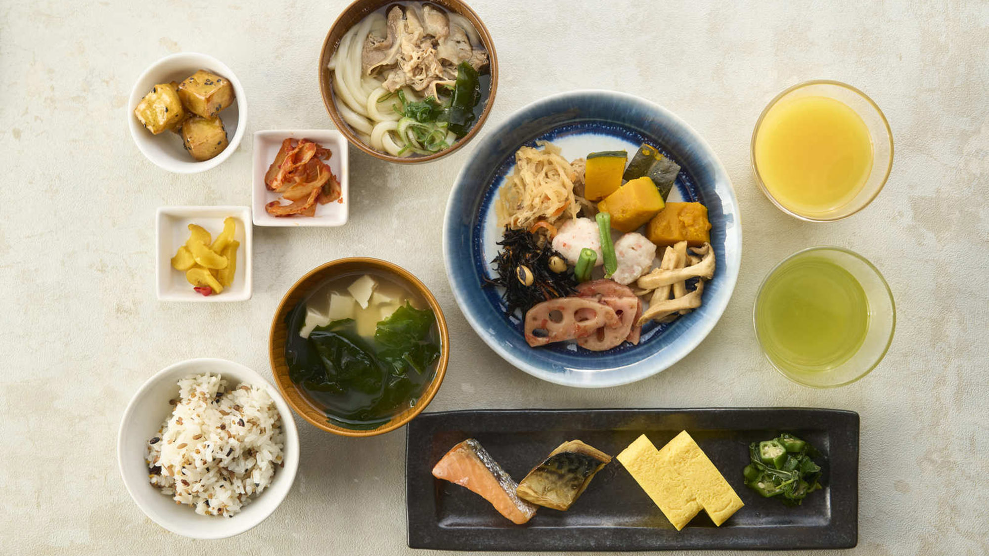 朝食 (シーズンによって内容は異なります)