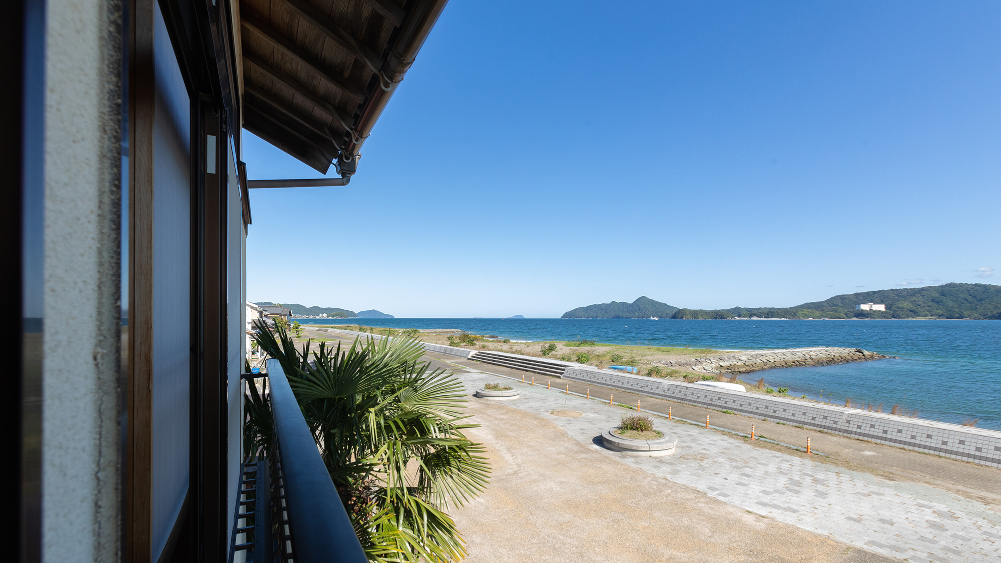 お部屋の窓からは宮津湾を一望できます。