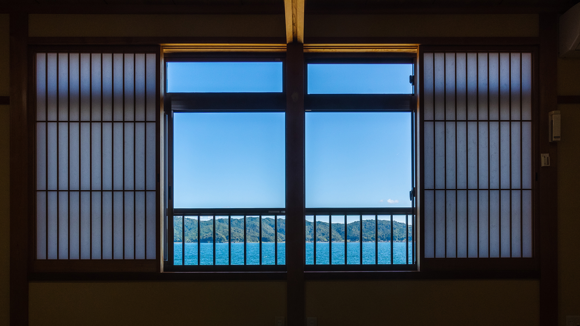 お部屋の窓からは宮津湾を一望できます。