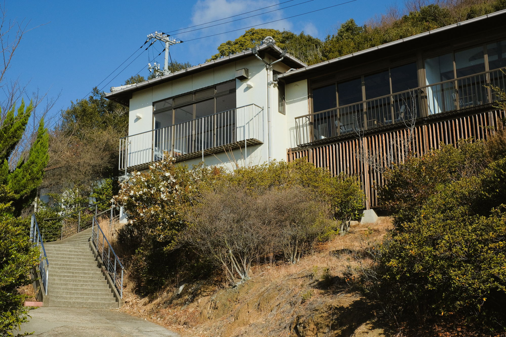 看板横の坂を上がるとfloatが見えてきます。