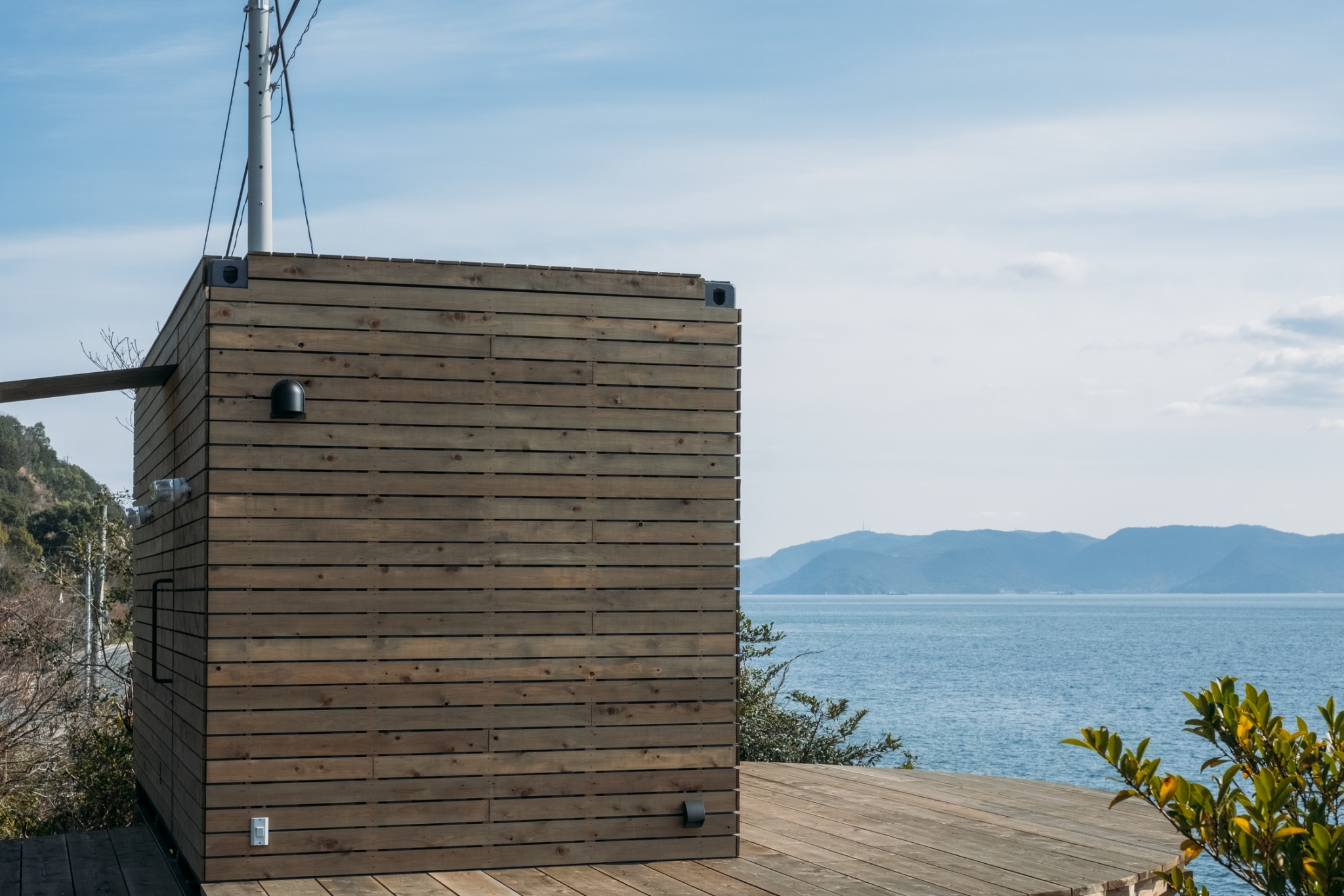 ウッドデッキに出れば、目の前には瀬戸内海が広がる