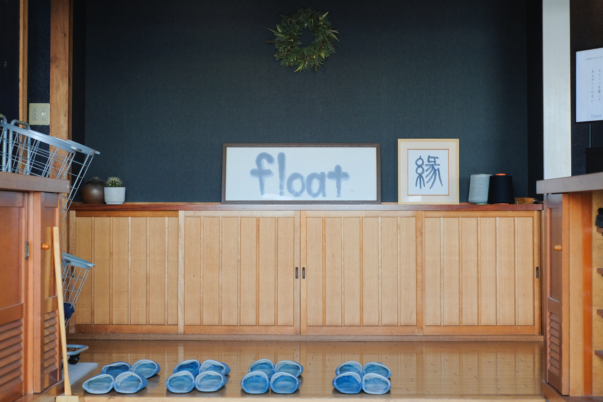 階段を登った先に玄関があります。