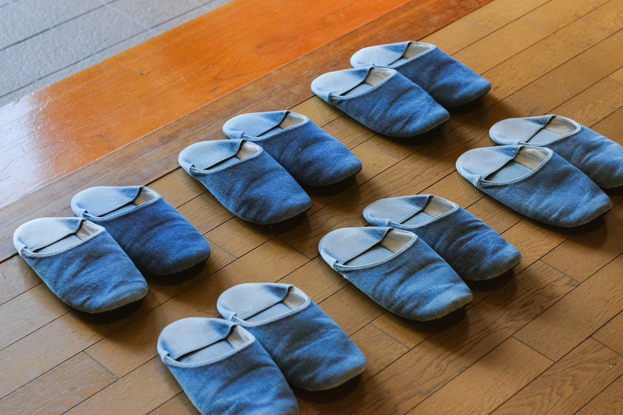 デニムスリッパを履いてラウンジにお越しください。