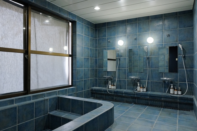 デニムや瀬戸内海を思わせる「青」を基調とした浴室。