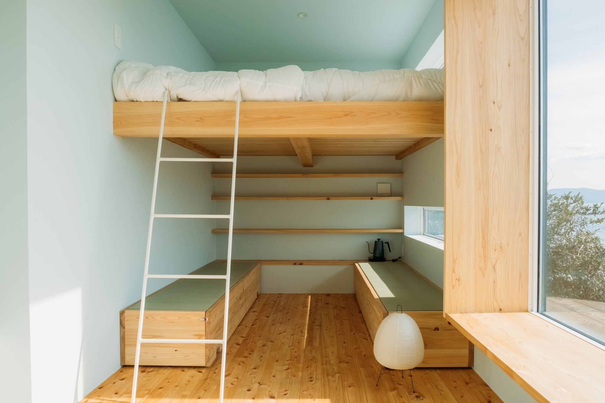 1階部分は畳ベンチ、2階がベッドスペース。