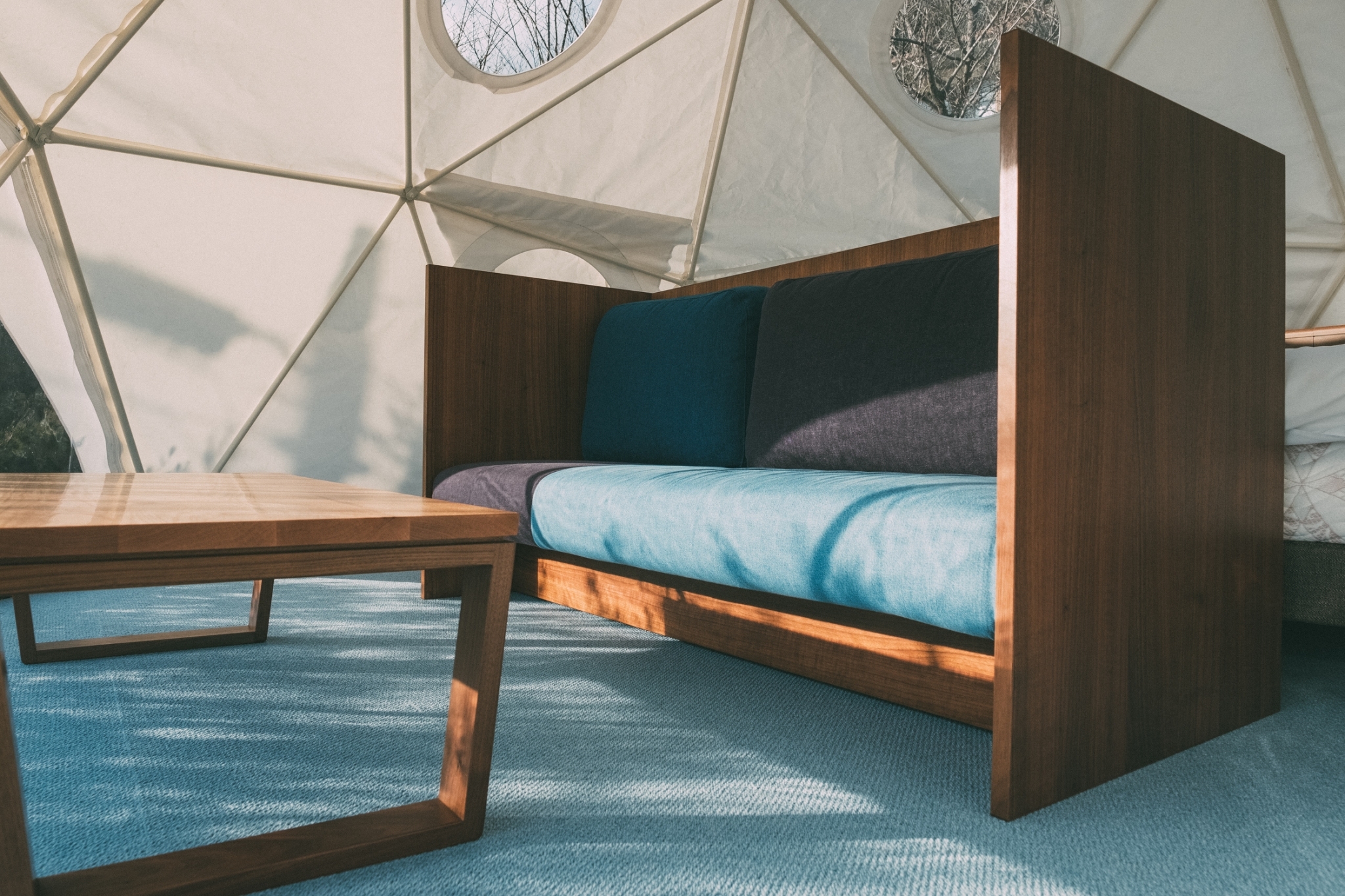 家具デザイナー・小泉誠さんが手がけた間合いのあるデニムソファ。