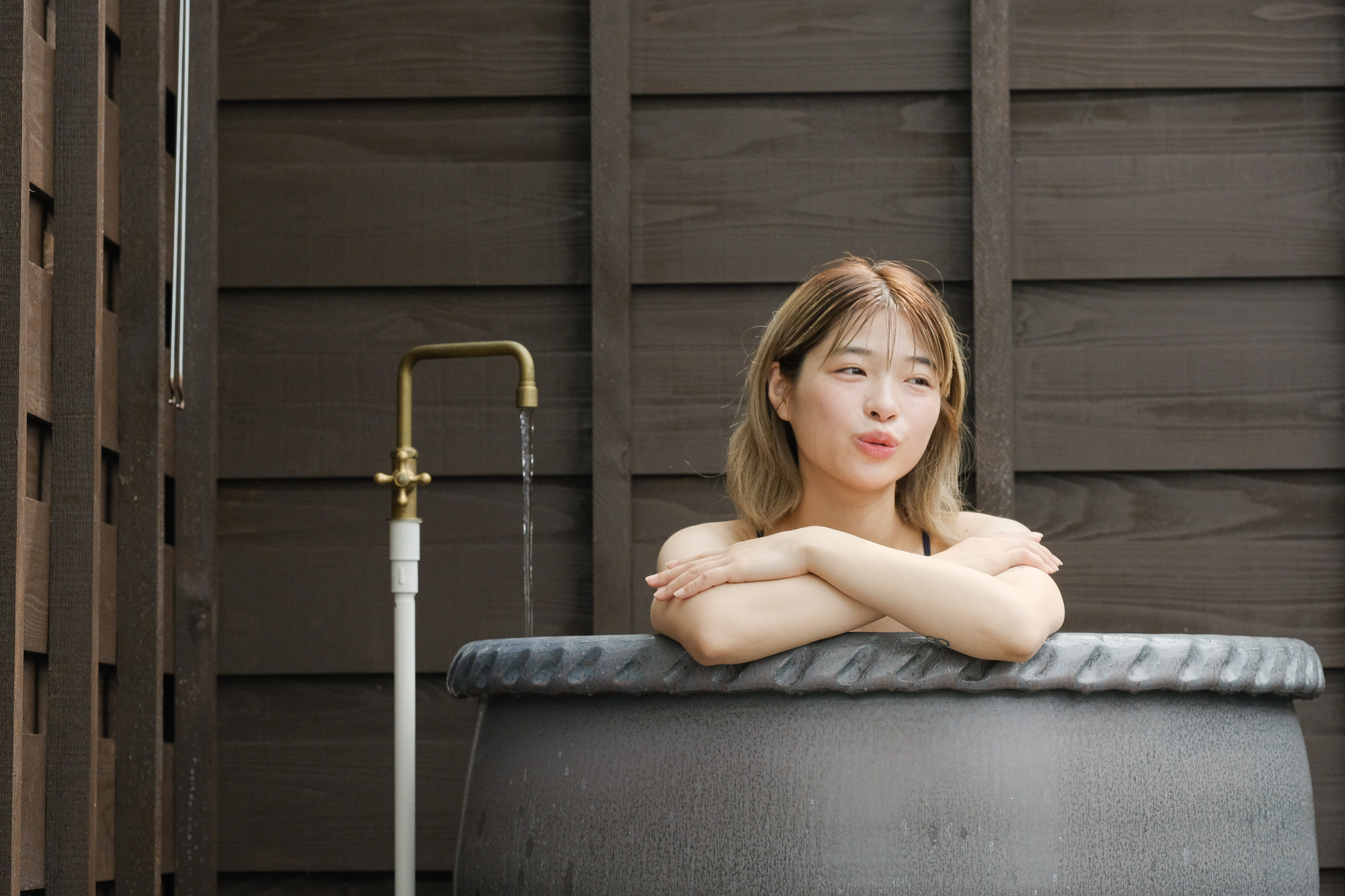 浮サウナのために特注でつくられた信楽焼の水風呂。