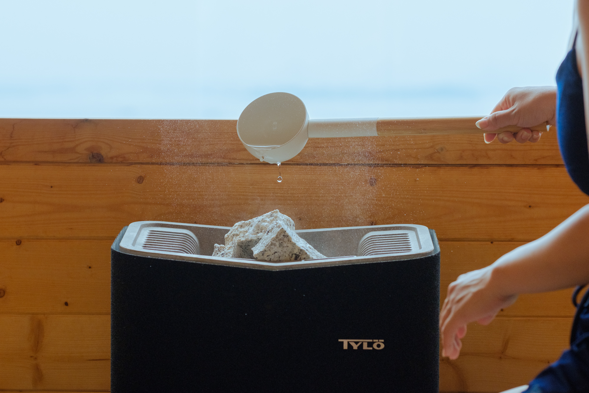 セルフロウリュで瀬戸内レモンの香りに包まれます。