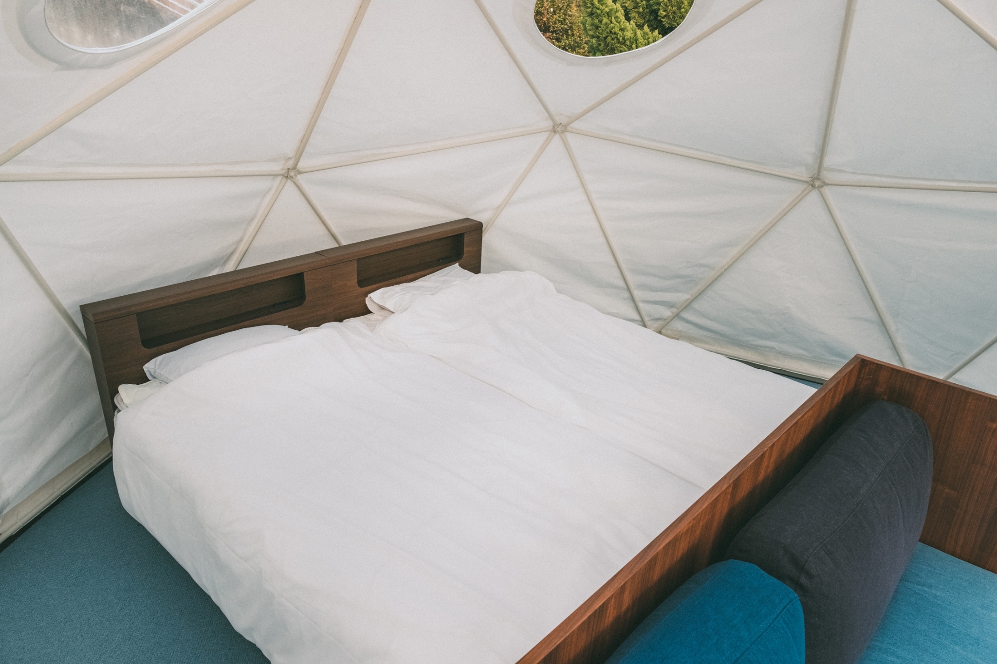 シモンズ製のベッド。波音を聞きながらぐっすり眠れます。