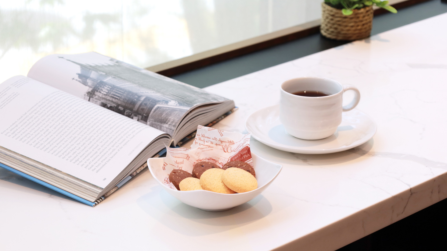 【ティータイム】 11:00～15:00　スナック、コーヒー、紅茶、ソフトドリンク