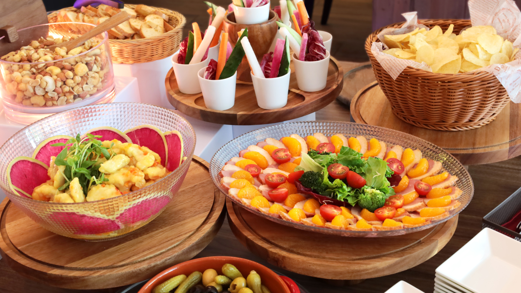 【カクテルタイム】 17:30～19:30　オードブル、スナック、アルコール類、ソフトドリンク