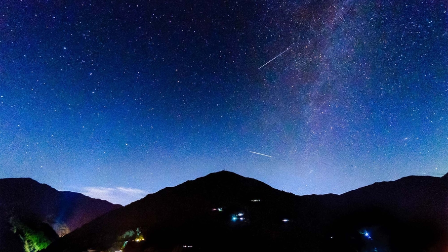 ・＜夜景＞夜は、広大な空に満天の星が目の前に広がる景色を楽しめる