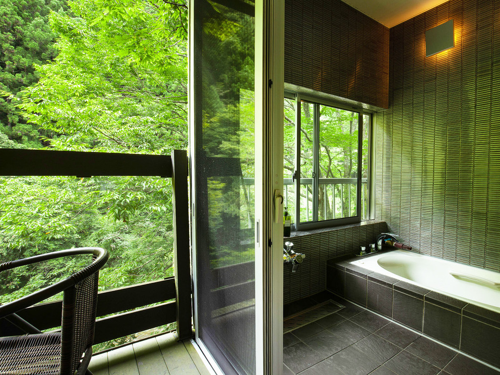 内風呂付き特別室にはテラスにはお風呂をご用意。森の緑にすっぽり包まれる。