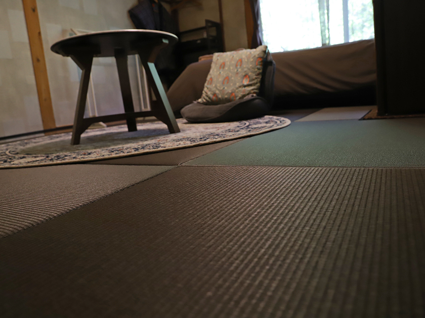 琉球畳が心地良い空間を演出。当館唯一のシングル客室。