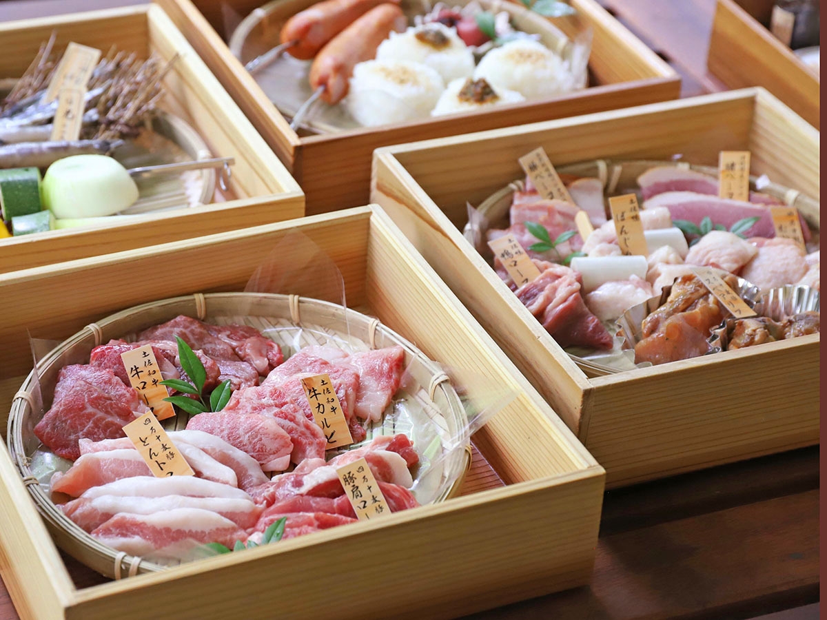 【1日2組限定】川辺テラスで炭火BBQ｜四万十牛・土佐鴨の重箱ディナー