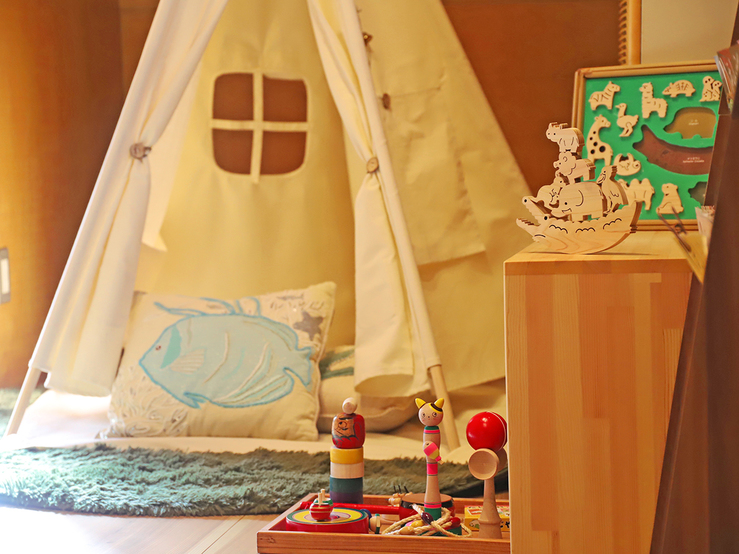ファミリールームにはキッズテントをはじめ、木のおもちゃやベッドガードなど家族に優しい配慮が随所に。