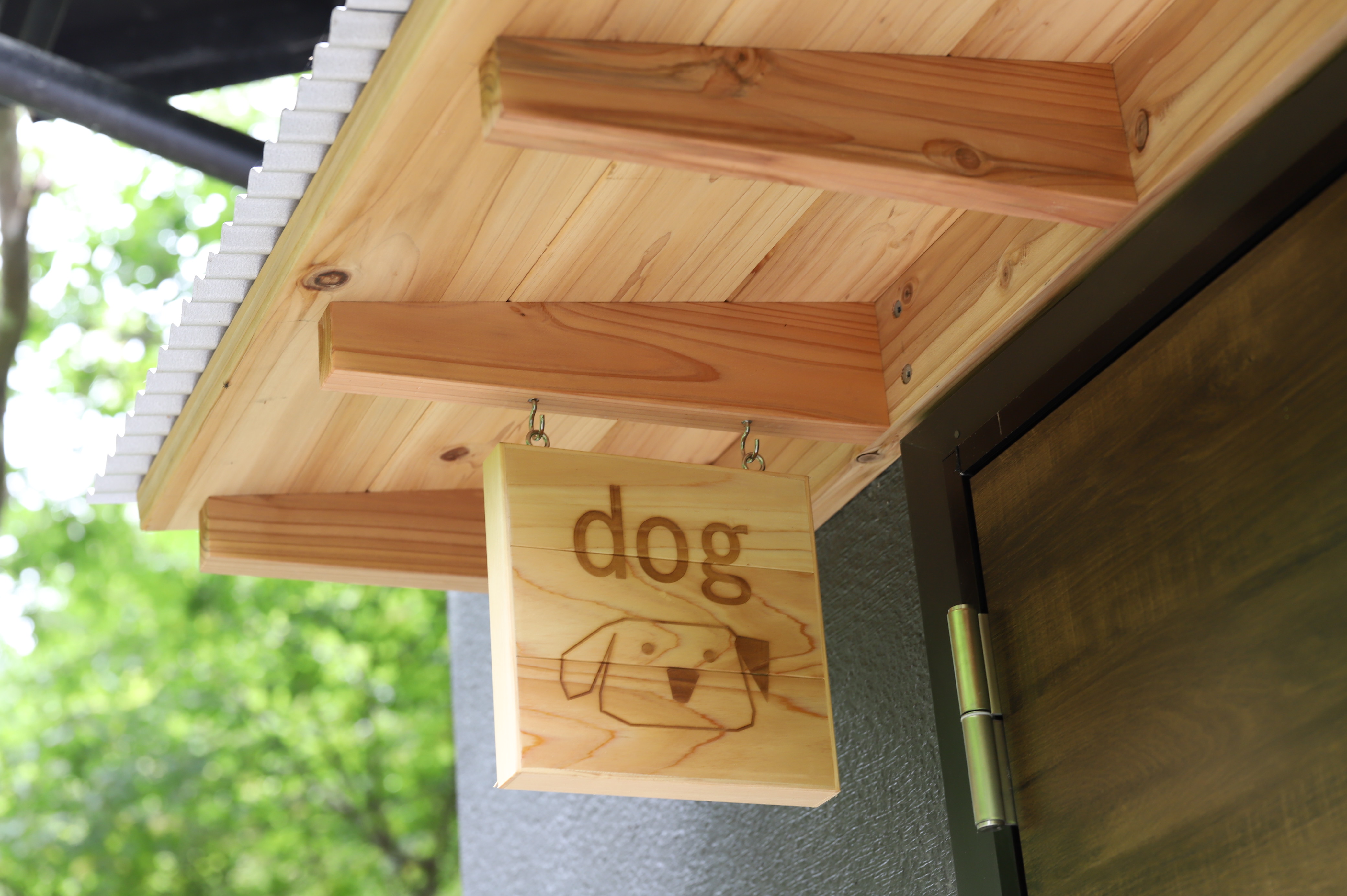 わんちゃん看板がペットをお出迎え♪