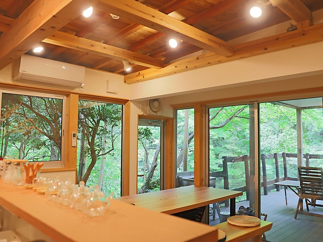 天然木と山の緑が調和する心地良いカフェスペース。