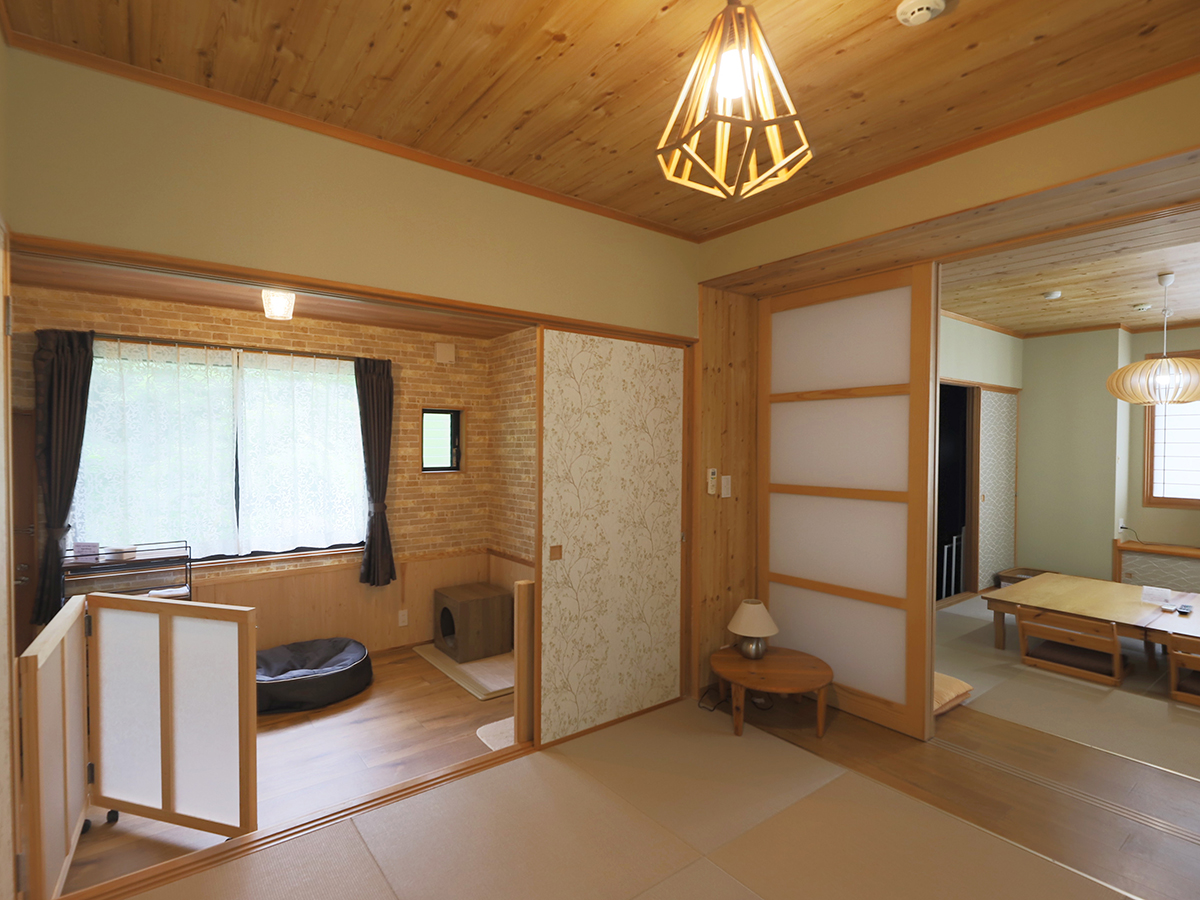 離れ棟のペットルームは和室横に設置。ゲートは開閉式。