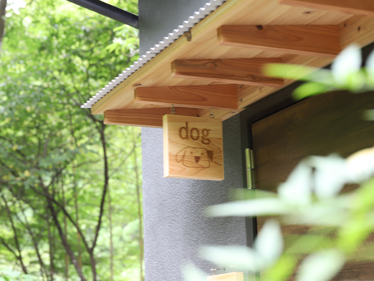 ファミリールームのペット専用口。わんちゃんのワインが目印。