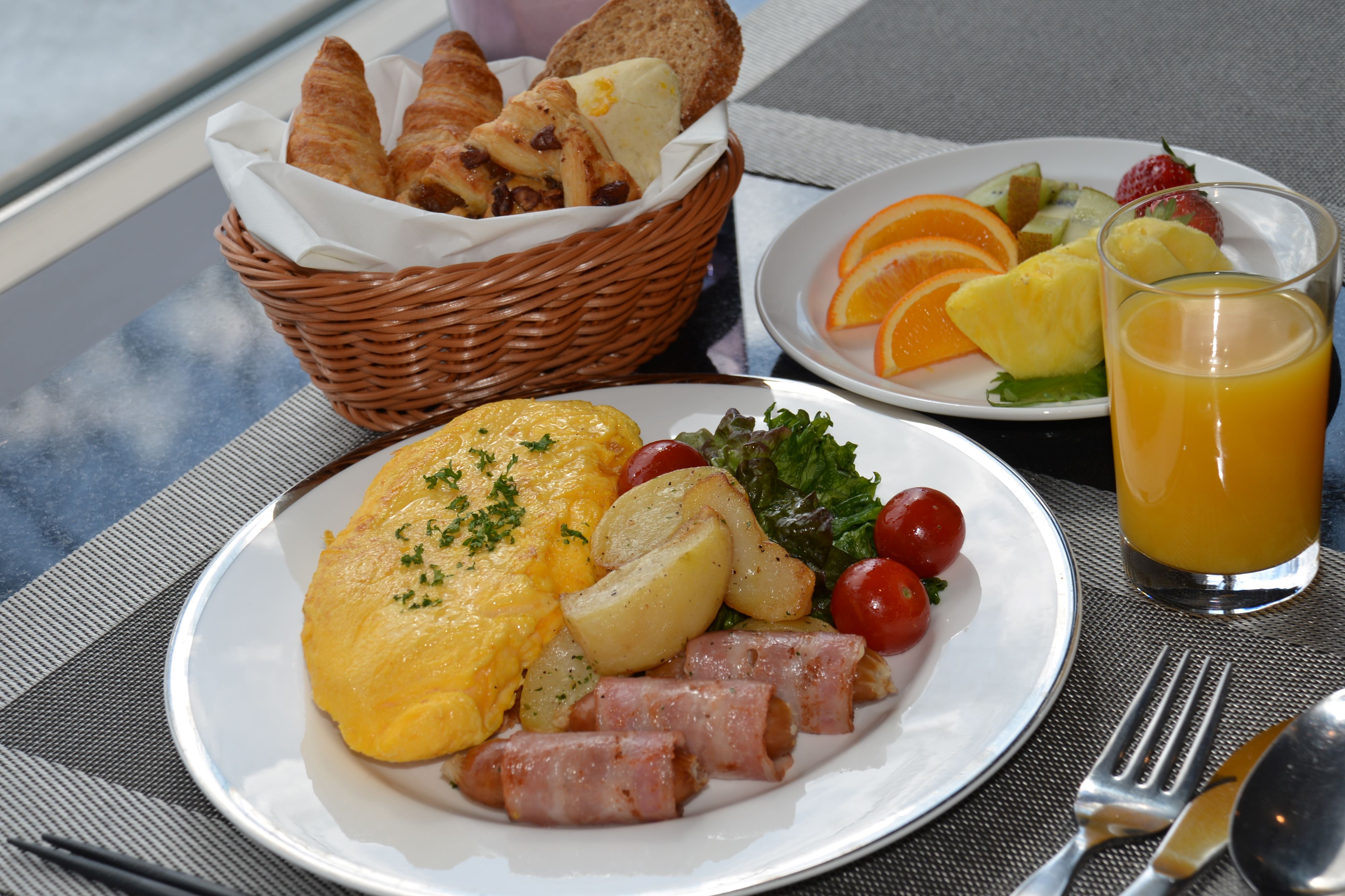 ふわとろのオムレツにベーコンとポテトの王道モーニングメニュー