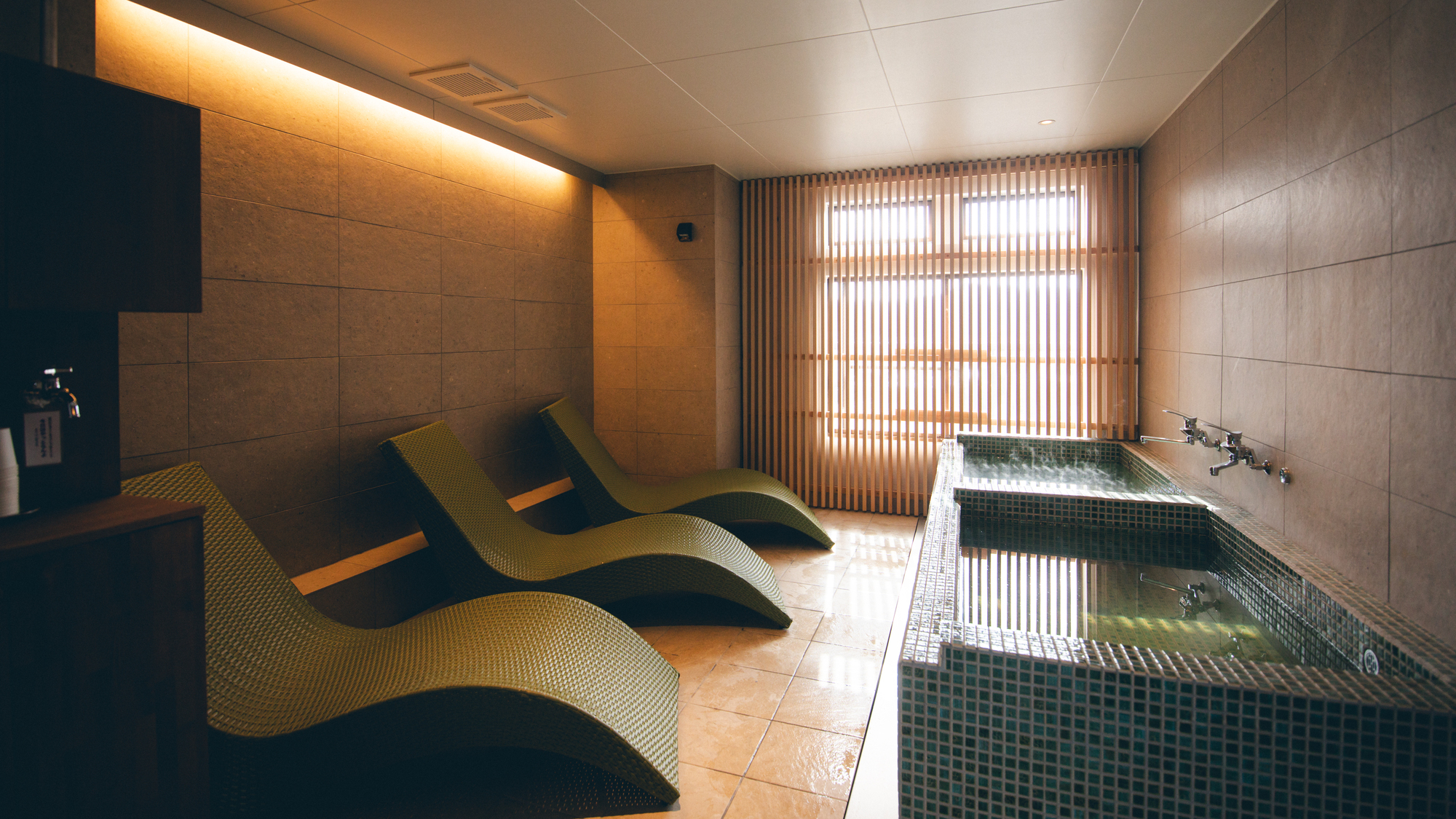 浴槽のすぐそばには、内気浴用のリクライニングシートを設置