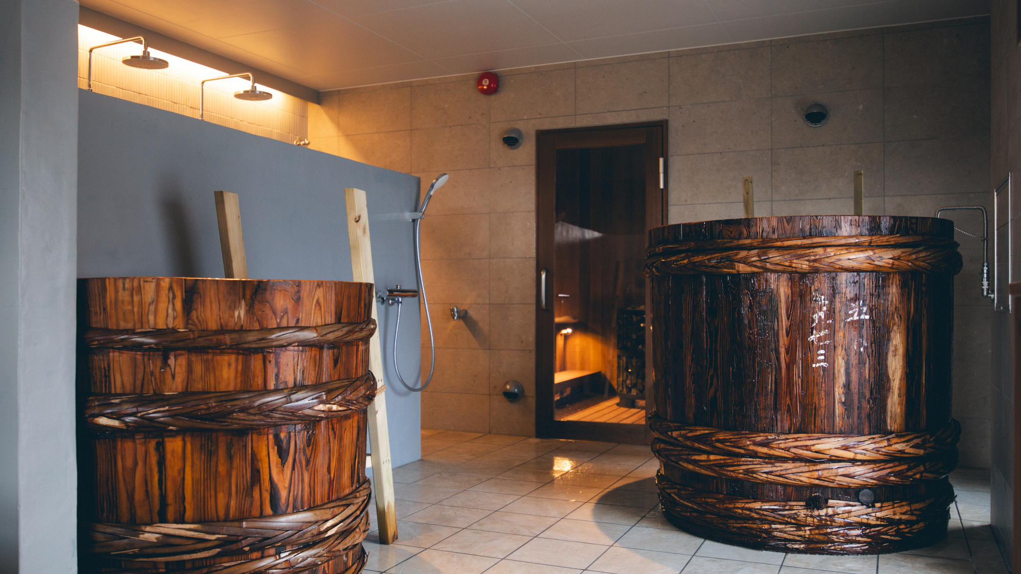 水風呂には、地元・ヤマミ醤油で使われていた醤油樽を再利用