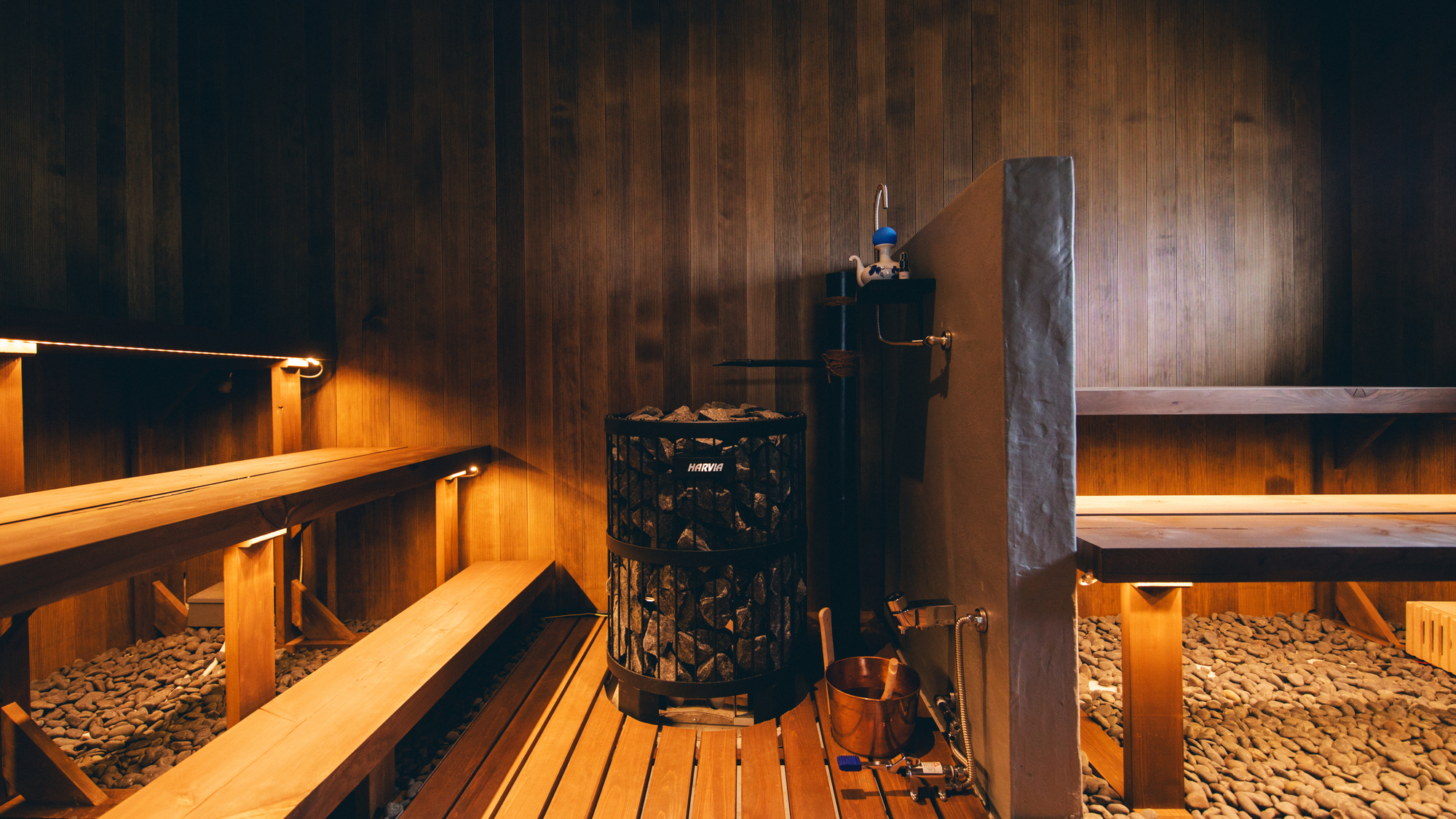 この地で育った、樹齢約300年の杉を使用。自然素材ならではのやさしい香りと、包み込むような熱が広がります。